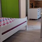 Sandra *