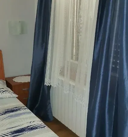 Sandra *
